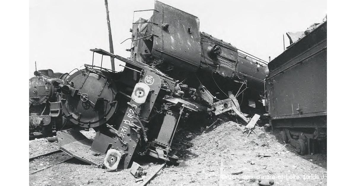 Le train de Langeais mitraillé en gare 1 ©Arch. dép. d’Indre-et-Loire, fonds J. Chauvin