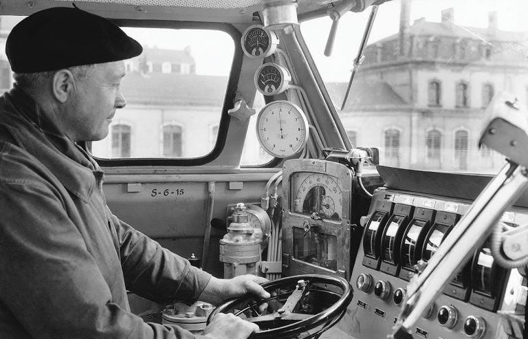 DES MACHINES ET DES HOMMES La trépidante histoire des cabines de conduite 16 DES MACHINES ET DES HOMMES La trépidante histoire des cabines de conduite